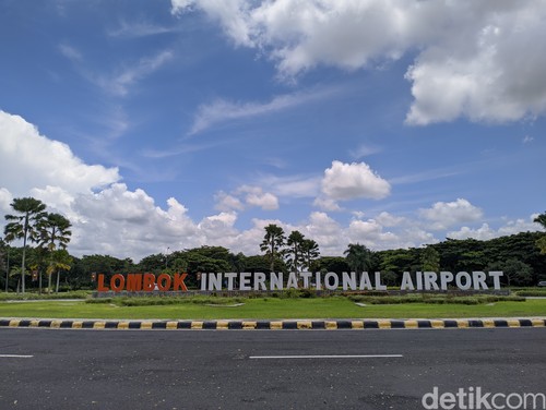 General Manager Angkasa Pura I Bandara Internasional Lombok Minggus Eko Tribudoyo Gandeguai saat jumpa pers, Selasa (27/2/2024).