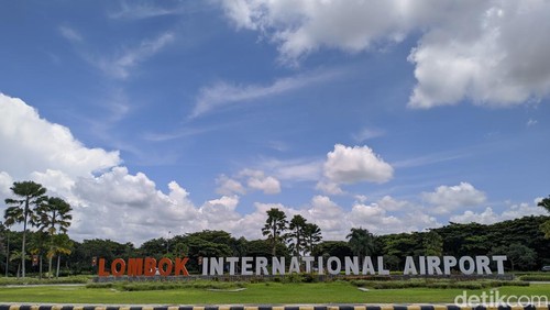 General Manager Angkasa Pura I Bandara Internasional Lombok Minggus Eko Tribudoyo Gandeguai saat jumpa pers, Selasa (27/2/2024).