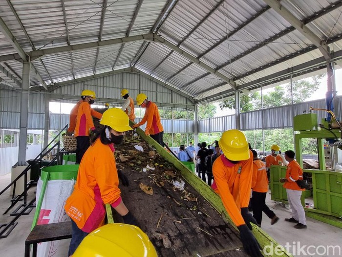 Pengolahan sampah di Intermediate Treatment Facility (ITF) Pasar Niten, Kabupaten Bantul, DIY, Selasa (27/2/2024).