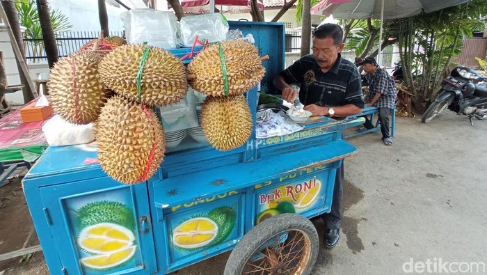 Penjual es puter durian di Cirebon, Roni.