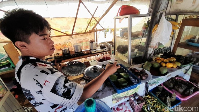 Penjual nasi timbel di Pangandaran.