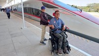 Untuk mendapatkan layanan tersebut setibanya di stasiun, key passenger dapat langsung menghubungi petugas passenger service at platform, security, atau supervisor stasiun. Nantinya petugas akan menanyakan kebutuhan dan detail perjalanan penumpang tersebut.