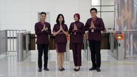 Sejumlah petugas siap melayanu penumpang prioritas atau key passenger sampai ke tujuan.
