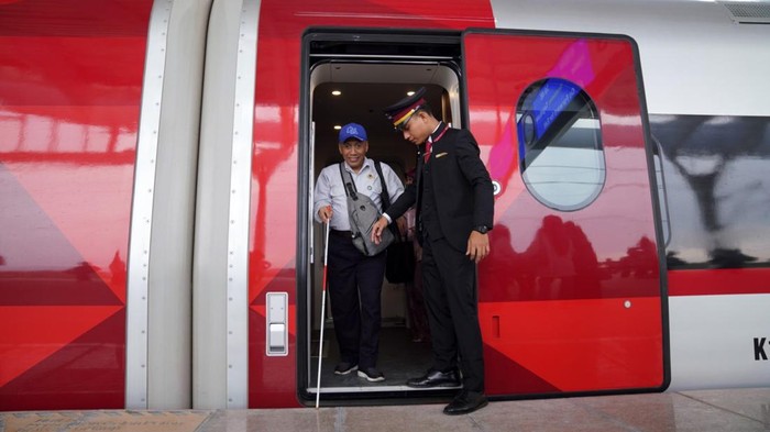 KCIC memiliki prosedur khusus dalam menangani penumpang prioritas atau key passenger. Hal tersebut untuk memastikan Whoosh dapat dinikmati semua kalangan.