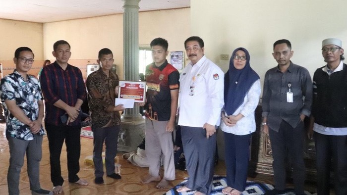 Penyerahan santunan Ahli waris Suwandi.