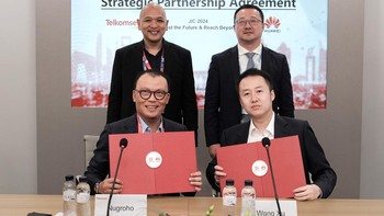 Penandatanganan itu dilakukan langsung oleh Direktur Utama Telkomsel, Nugroho (kiri depan) dan Direktur Huawei Indonesia Telkomsel Account Department, Wang Xu (kanan depan) disaksikan Komisaris Telkomsel, Yose Rizal (kiri belakang), dan Director of Asia Pacific ICT Marketing & Solution Sales Huawei, Taojing (kanan belakang) di Barcelona.