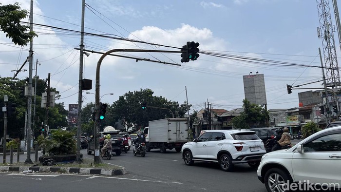 Perempatan Jalan Peta, Kota Bandung tempat kejadian pemotor terjerat kabel. Foto: Anindyadevi