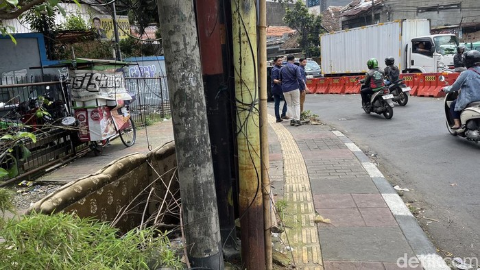 Perempatan Jalan Peta, Kota Bandung tempat kejadian pemotor terjerat kabel. Foto: Anindyadevi