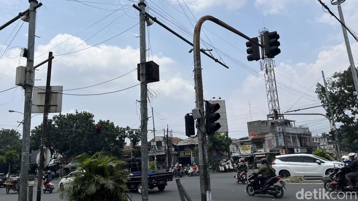 Perempatan Jalan Peta, Kota Bandung tempat kejadian pemotor terjerat kabel. Foto: Anindyadevi