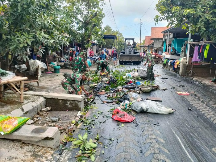 Personel TNI, Polri, dan masyarakat membersihkan sampah sisa banjir di Kabupaten Demak, Selasa (27/2/2024).