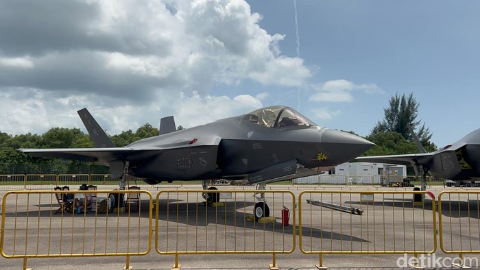 Angkatan Udara AS (USAF) memamerkan beberapa pesawat andalannya, salah satunya jet tempur siluman buatan pabrikan pesawat Amerika Serikat, Lockheed Martin, F-35A.