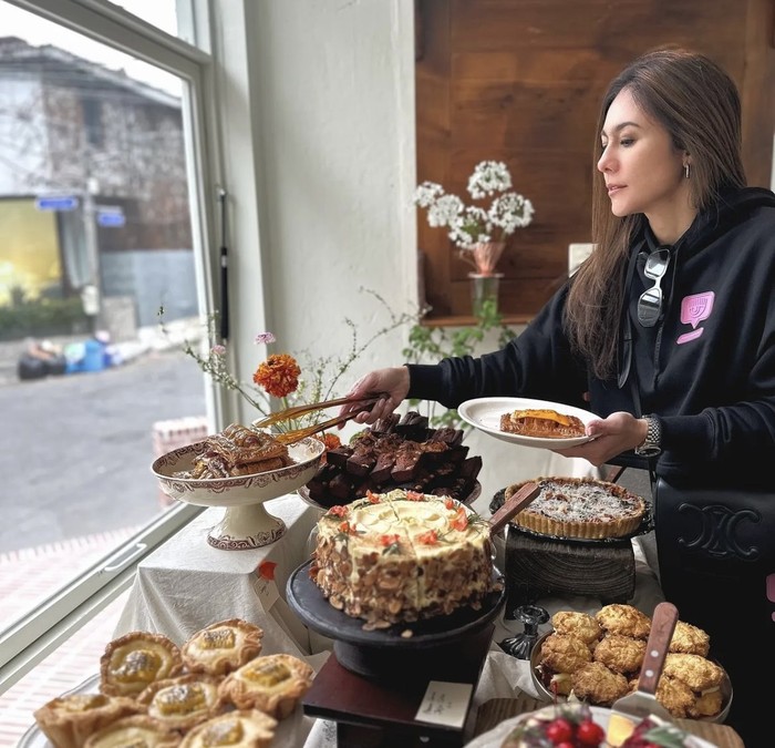 Pesona Wulan Guritno Saat Makan Bareng Anak dan Nongkrong di Kafe