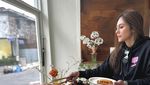 Pesona Wulan Guritno Saat Makan Bareng Anak dan Nongkrong di Kafe