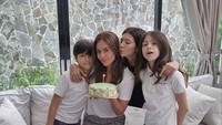 Begini momen ketika wanita kelahiran 1981 tahun ini merayakan ulang tahun bersama anak-anaknya. Ia diberi kejutan kue ulang tahun berwarna hijau yang cantik. Foto: Instagram @wulanguritno