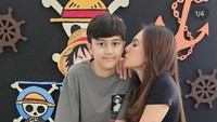 Adalagi momen ketika wanita berusia 42 tahun itu merayakan ulang tahun putranya. Wulan sudah menyiapkan kue ulang tahun meriah bertema anime One Piece. Foto: Instagram @wulanguritno