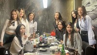 Selain makan-makan bersama keluarga, ia juga pernah terlihat momen ketika makan bersama teman-temannya. Ini salah satu momen ketika Wulan dan teman-temannya makan di restoran Korea. Foto: Instagram @wulanguritno