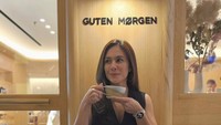 Mantan Sabda Ahessa itu juga suka kulineran sendiri. Seperti nongkrong di kafe sembari minum-minum kopi seperti ini. Foto: Instagram @wulanguritno