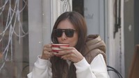 Sehabis mendarat di London, Wulan Guritno pun langsung menikmati secangkir kopi hangat. Sepertinya ia memesan kopi latte. Foto: Instagram @wulanguritno