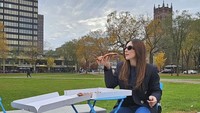 Momen kulinerannya di luar negeri juga banyak. Ketika di New Haven Connecticut, ia menikmati sepotong pizza besar di tengah taman. Terlihat seru ya? Foto: Instagram @wulanguritno