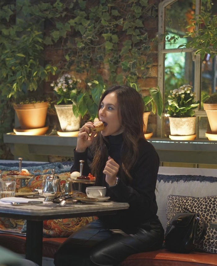 Pesona Wulan Guritno Saat Makan Bareng Anak dan Nongkrong di Kafe