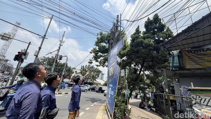 Petugas PLN menunjukkan satu tiang miliknya di Jalan Peta-Raya Kopo.