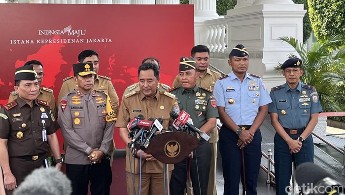 Pj Gubernur Sulsel Bahtiar Baharuddin bersama Pangdam, Kapolda, Pangkoopsud II, Danlantamal VI, serta wali kota-bupati di Sulsel usai bertemu Presiden Jokowi (Kanavino/detikcom)