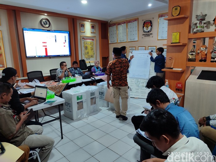 Pleno penghitungan suara tingkat PPK Curug dipindah ke kantor KPU Kota Serang (Foto: Bahtiar/detikcom)
