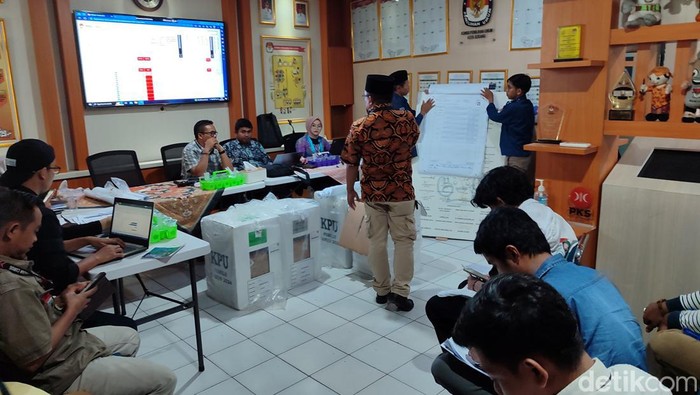 Pleno penghitungan suara tingkat PPK Curug dipindah ke kantor KPU Kota Serang (Foto: Bahtiar/detikcom)