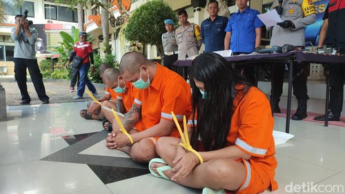 Polisi menangkap 4 orang terkait kasus narkoba di Tabanan, satu di antaranya perempuan.