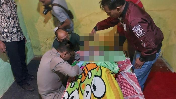 Polisi mengevakuasi jenazah Deasy