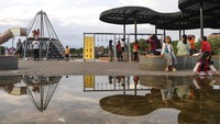 Selain itu lahan ini juga dijadikan taman bermain sehingga dapat dimanfaatkan warga sekitar. 