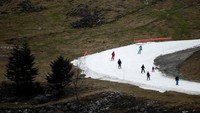 Penduduk Beaucens, kota tempat resor Hautacam berada, merasakan dampak ekonomi dari kurangnya salju, karena wahana pelampung dan aktivitas kereta luncur musim panas telah menggantikan ski di musim dingin ini. Sekolah ski setempat tutup dan toko persewaan ski semakin sedikit pelanggannya.