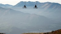 Wisatawan mengendarai Zippy Bike dengan zipline pada hari musim dingin yang sejuk di resor ski Hautacam di Beaucens, Hautes-Pyrenees, barat daya Prancis, 20 Februari 2024. Kurangnya salju yang berulang memaksa resor ski Pyrenees Prancis mencari alternatif.