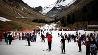 Pemain ski melewati lereng salju ski buatan karena salju mulai hilang diterpa perubahan iklim.