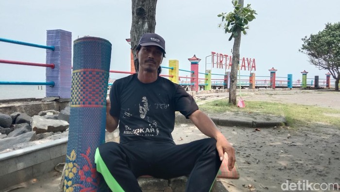 Potret penjual jasa sewa tikar di Pantai Tirtamaya Indramayu