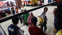 Bulog menjual beras dengan harga murah dalam program Aksi Amankan Harga Pangan tersebut.  