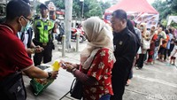 Di pasar umum, beras masih tinggi hingga Rp 19.000/kg.