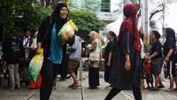 Warga menyatakan terbantu dengan adanya penjualan beras yang sesuai harga pemerintah tersebut.  