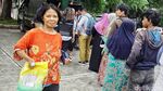 Potret Penjualan Beras Murah yang Bikin Warga Terbantu