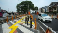 Pengendara melintas di jalan Salak, Depok, Selasa (27/2/2024).  