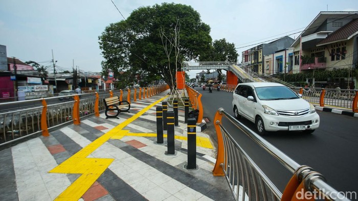 Pengendara melintas di jalan Salak, Depok, Selasa (27/2/2024).