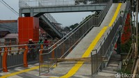 Namun terlihat di depan jalur masuk JPO itu, dipasang bambu-bambu yang menutup akses masuk.  
