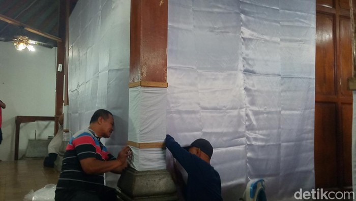 Prosesi penggantian kain Singep makam Sunan Pandanaran, Bayat, Klaten.