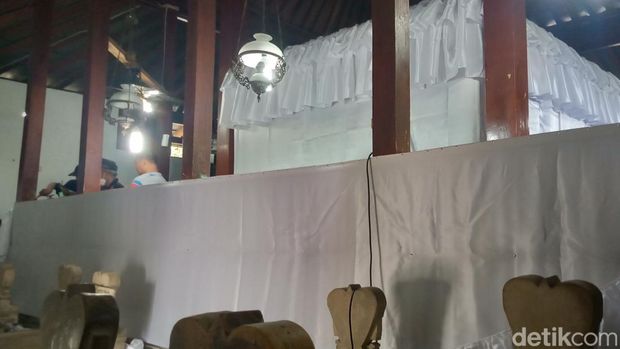 Prosesi penggantian kain Singep makam Sunan Pandanaran, Bayat, Klaten.