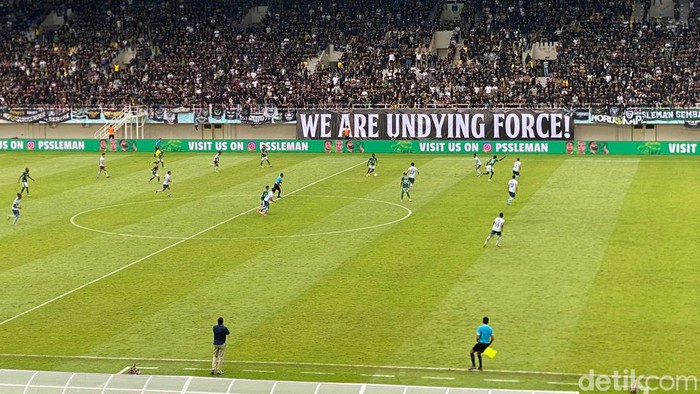 laga PSS Sleman vs Persita di Stadion Manahan, Solo, Selasa (27/2/204).