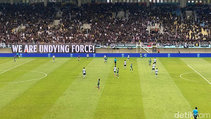 laga PSS Sleman vs Persita di Stadion Manahan, Solo, Selasa (27/2/204).