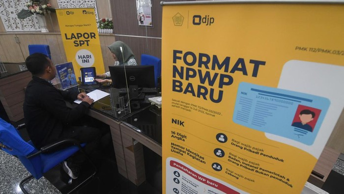 Petugas Direktorat Jenderal Pajak (DJP) memberikan informasi pemadanan Nomor Induk Kependudukan (NIK) menjadi Nomor Pokok Wajib Pajak (NPWP) kepada wajib pajak di salah satu Kantor Pelayanan Pajak (KPP) di Jakarta, Selasa (27/2/2024). Berdasarkan data yang dirilis DJP pada 20 Februari 2024, saat ini 60,79 juta NIK telah berhasil dipadankan dengan NPWP atau setara 83 persen dari total 73,13 juta Wajib Pajak Orang Pribadi Dalam Negeri dan rencananya implementasi secara penuh NIK menjadi NPWP akan dilaksanakan pada 1 Juli 2024. ANTARA FOTO/Aditya Pradana Putra/rwa.