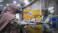 Petugas Direktorat Jenderal Pajak (DJP) memberikan informasi pemadanan Nomor Induk Kependudukan (NIK) menjadi Nomor Pokok Wajib Pajak (NPWP) kepada wajib pajak di salah satu Kantor Pelayanan Pajak (KPP) di Jakarta, Selasa (27/2/2024).