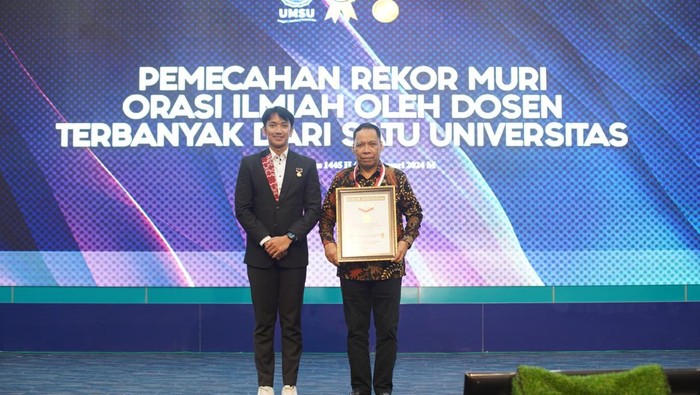 Rektor UMSU Prof Dr Agussani saat menerima penghargaan dari MURI. (Dok. UMSU)