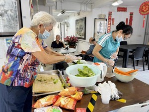 Hebat! Relawan Usia 80 Tahun Masih Aktif Memasak Untuk Panti Jompo